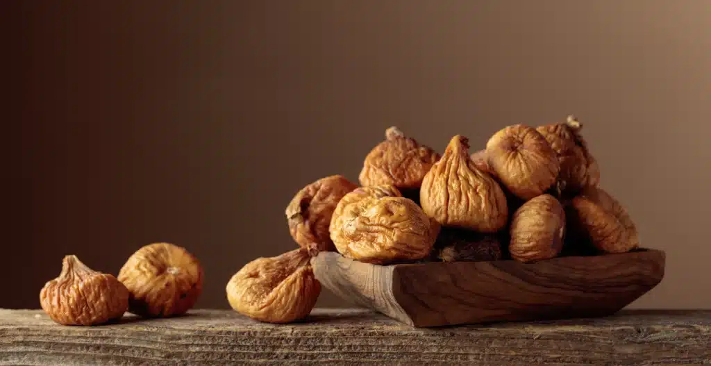 Figues présentées sur un plateau en bois