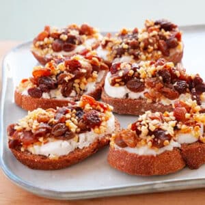 Tartines au fromage de chèvre et fruits secs