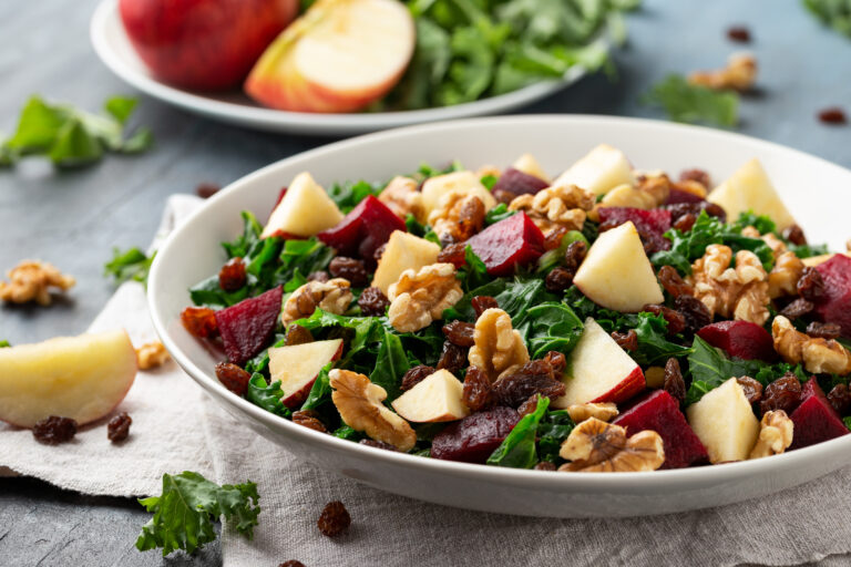 Une salade composée de fruits secs