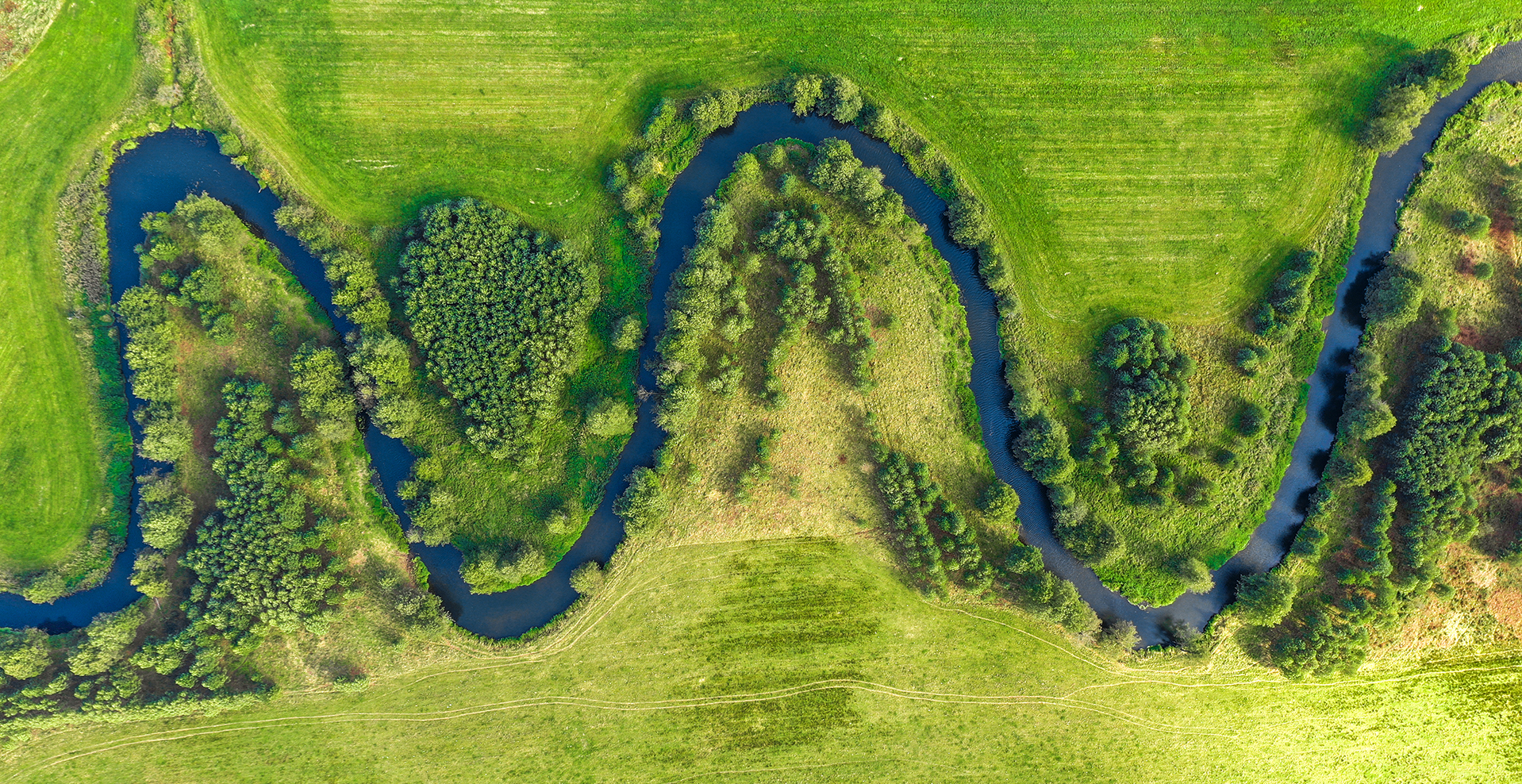 Vue aérienne d'une rivière dans un paysage rural